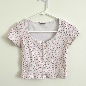 BRANDY MELVILLE CROPPED FLORAL WHITE BUTTON UP T-SHIRT